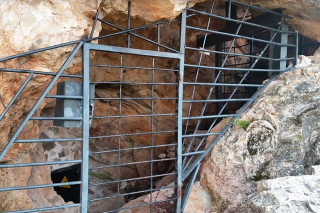 Entrada de la Cueva del Reguerillo