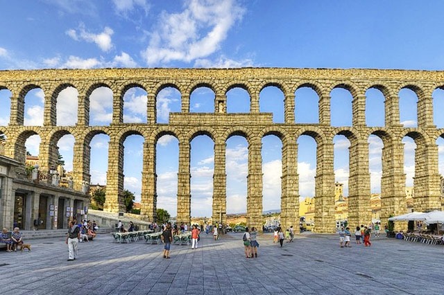 Acueducto de Segovia cerca de Madrid